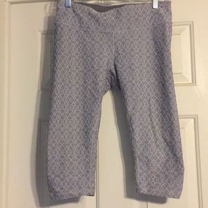Prana 3/4 length leggings light grey pattern.